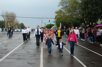 Foto - Instabilidade climática deixa ainda mais belo desfile da Pátria em Pejuçara