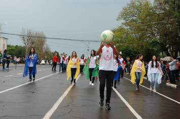 Foto - Instabilidade climática deixa ainda mais belo desfile da Pátria em Pejuçara