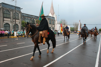 Foto - Instabilidade climática deixa ainda mais belo desfile da Pátria em Pejuçara