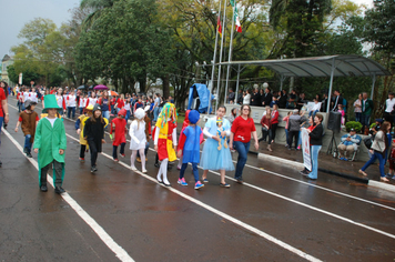 Foto - Instabilidade climática deixa ainda mais belo desfile da Pátria em Pejuçara