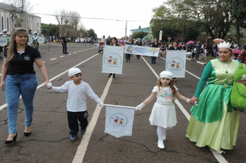 Foto - Instabilidade climática deixa ainda mais belo desfile da Pátria em Pejuçara