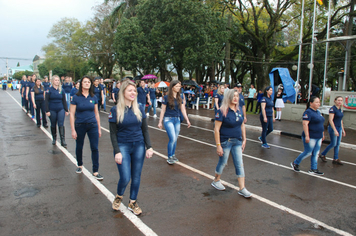 Foto - Instabilidade climática deixa ainda mais belo desfile da Pátria em Pejuçara