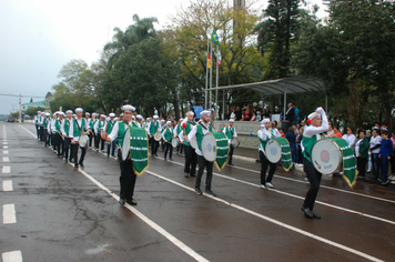 Foto - Instabilidade climática deixa ainda mais belo desfile da Pátria em Pejuçara