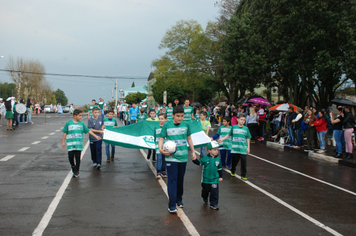 Foto - Instabilidade climática deixa ainda mais belo desfile da Pátria em Pejuçara