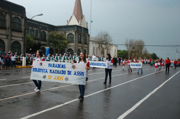 Foto - Instabilidade climática deixa ainda mais belo desfile da Pátria em Pejuçara