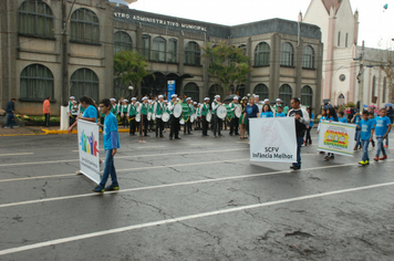 Foto - Instabilidade climática deixa ainda mais belo desfile da Pátria em Pejuçara