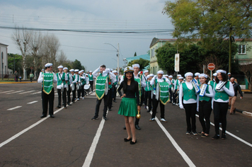 Foto - Instabilidade climática deixa ainda mais belo desfile da Pátria em Pejuçara