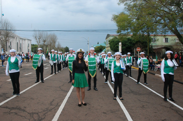 Foto - Instabilidade climática deixa ainda mais belo desfile da Pátria em Pejuçara