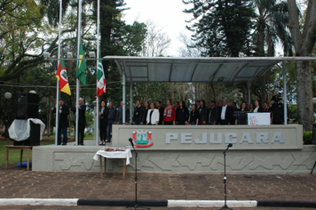 Foto - Instabilidade climática deixa ainda mais belo desfile da Pátria em Pejuçara