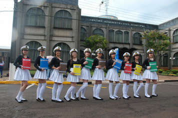 Foto - Instabilidade climática deixa ainda mais belo desfile da Pátria em Pejuçara