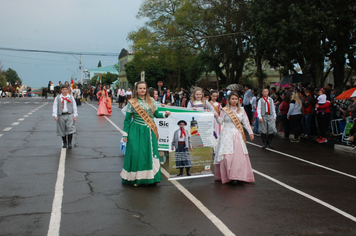 Foto - Instabilidade climática deixa ainda mais belo desfile da Pátria em Pejuçara
