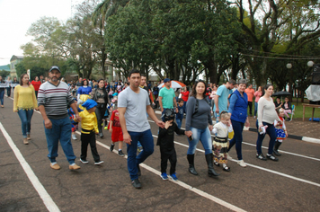 Foto - Instabilidade climática deixa ainda mais belo desfile da Pátria em Pejuçara