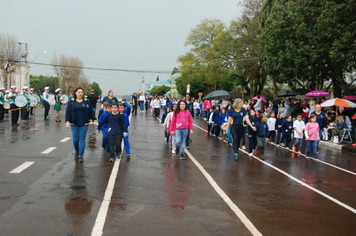 Foto - Instabilidade climática deixa ainda mais belo desfile da Pátria em Pejuçara