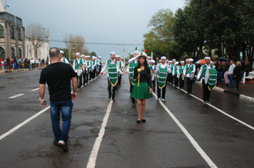 Foto - Instabilidade climática deixa ainda mais belo desfile da Pátria em Pejuçara