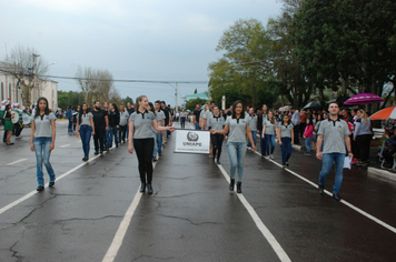 Foto - Instabilidade climática deixa ainda mais belo desfile da Pátria em Pejuçara