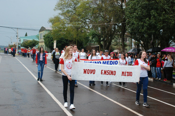 Foto - Instabilidade climática deixa ainda mais belo desfile da Pátria em Pejuçara
