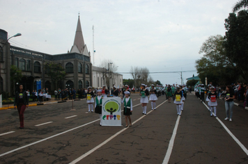Foto - Instabilidade climática deixa ainda mais belo desfile da Pátria em Pejuçara