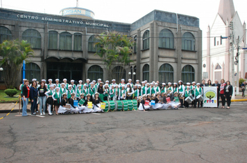 Foto - Instabilidade climática deixa ainda mais belo desfile da Pátria em Pejuçara