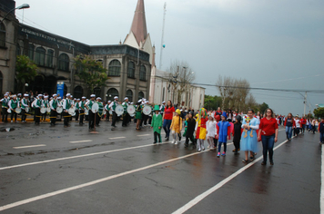 Foto - Instabilidade climática deixa ainda mais belo desfile da Pátria em Pejuçara