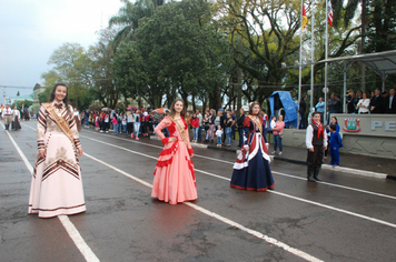 Foto - Instabilidade climática deixa ainda mais belo desfile da Pátria em Pejuçara