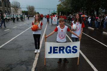 Foto - Instabilidade climática deixa ainda mais belo desfile da Pátria em Pejuçara