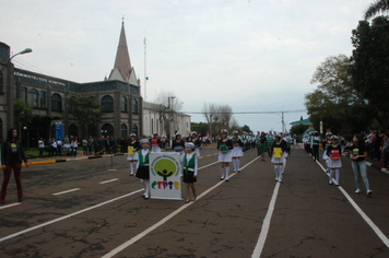 Foto - Instabilidade climática deixa ainda mais belo desfile da Pátria em Pejuçara