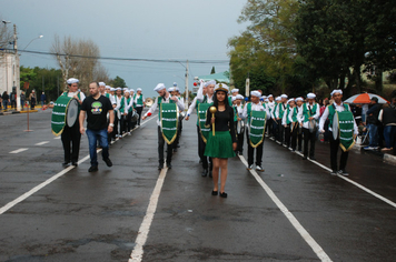 Foto - Instabilidade climática deixa ainda mais belo desfile da Pátria em Pejuçara
