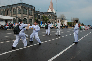 Foto - Instabilidade climática deixa ainda mais belo desfile da Pátria em Pejuçara