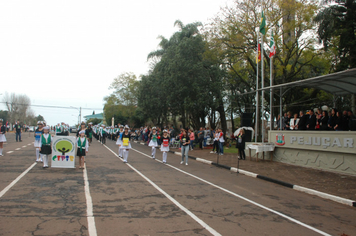 Foto - Instabilidade climática deixa ainda mais belo desfile da Pátria em Pejuçara