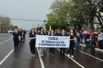 Foto - Instabilidade climática deixa ainda mais belo desfile da Pátria em Pejuçara