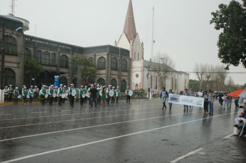 Foto - Instabilidade climática deixa ainda mais belo desfile da Pátria em Pejuçara