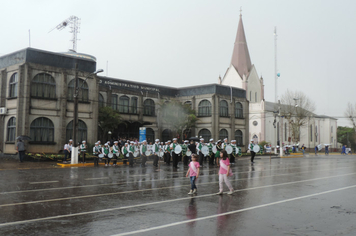 Foto - Instabilidade climática deixa ainda mais belo desfile da Pátria em Pejuçara