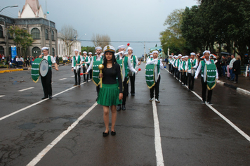 Foto - Instabilidade climática deixa ainda mais belo desfile da Pátria em Pejuçara
