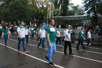 Foto - Instabilidade climática deixa ainda mais belo desfile da Pátria em Pejuçara