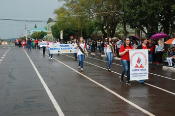 Foto - Instabilidade climática deixa ainda mais belo desfile da Pátria em Pejuçara