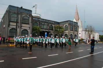 Foto - Instabilidade climática deixa ainda mais belo desfile da Pátria em Pejuçara