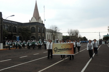 Foto - Instabilidade climática deixa ainda mais belo desfile da Pátria em Pejuçara