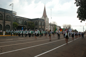 Foto - Instabilidade climática deixa ainda mais belo desfile da Pátria em Pejuçara