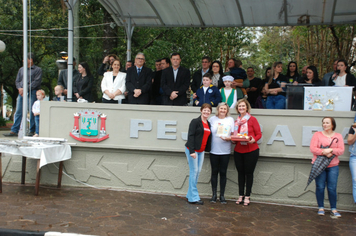 Foto - Instabilidade climática deixa ainda mais belo desfile da Pátria em Pejuçara