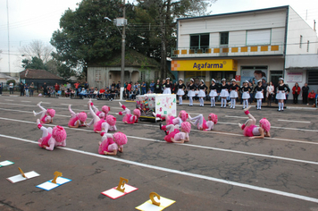 Foto - Instabilidade climática deixa ainda mais belo desfile da Pátria em Pejuçara