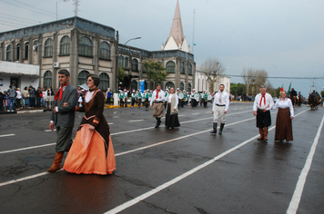 Foto - Instabilidade climática deixa ainda mais belo desfile da Pátria em Pejuçara