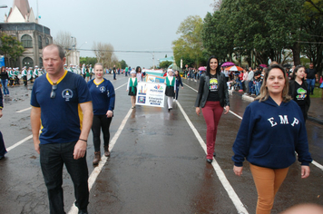 Foto - Instabilidade climática deixa ainda mais belo desfile da Pátria em Pejuçara