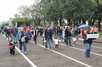 Foto - Instabilidade climática deixa ainda mais belo desfile da Pátria em Pejuçara