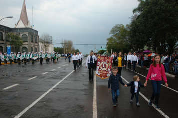 Foto - Instabilidade climática deixa ainda mais belo desfile da Pátria em Pejuçara
