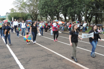 Foto - Instabilidade climática deixa ainda mais belo desfile da Pátria em Pejuçara