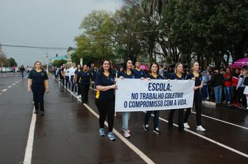 Foto - Instabilidade climática deixa ainda mais belo desfile da Pátria em Pejuçara