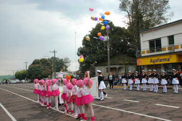 Foto - Instabilidade climática deixa ainda mais belo desfile da Pátria em Pejuçara