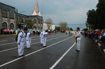 Foto - Instabilidade climática deixa ainda mais belo desfile da Pátria em Pejuçara