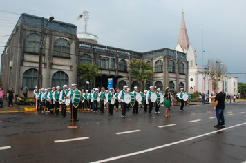 Foto - Instabilidade climática deixa ainda mais belo desfile da Pátria em Pejuçara