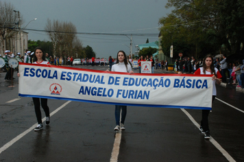 Foto - Instabilidade climática deixa ainda mais belo desfile da Pátria em Pejuçara